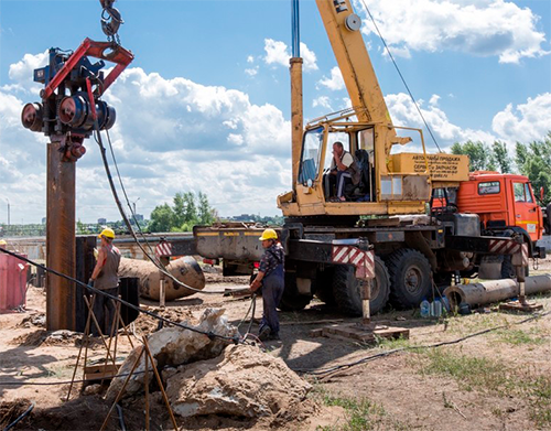 Погружение шпунта Ларсена при строительстве очистных сооружений в г. Уфа